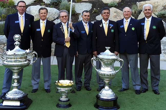 Na foto, a delegação do Brasil com as imponentes taças do Mundial Sênior. Abaixo, Silvio Cecin com o campeão mundial de Fórmula 1 e campeão mundial de golfe sênior Nigel Mansel