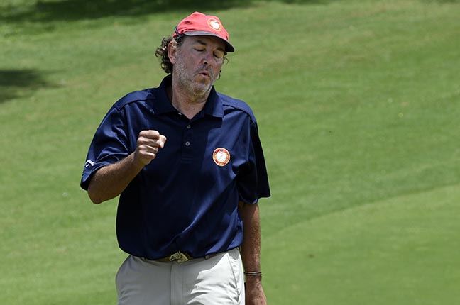 Mihaly Geyger comemora birdie 648