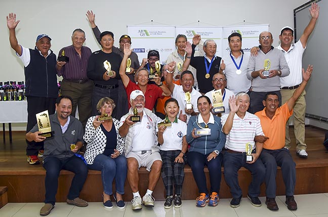 todos-os-premiados-comemorando-648