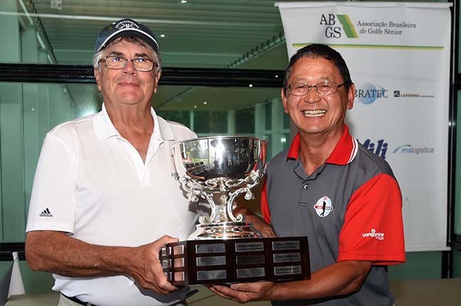 claudio-kryla-entrega-o-trofeu-de-campeao-para-ricardo-uguchi-da-aesj-648