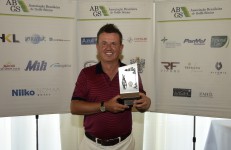 0-campeao-scratch-paul-odoherty-com-o-trofeu