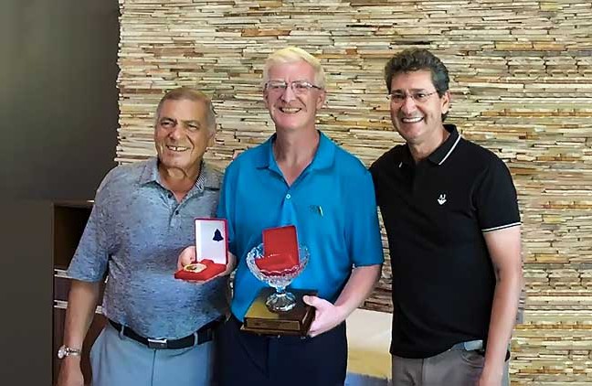 moacir-tonani-e-ademir-mazon-entregam-premio-de-campeao-a-douglas-black