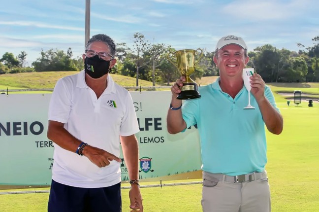 paul-recebe-trofeu-de-grego