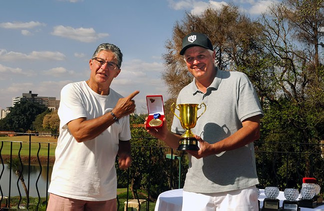 campeao-scratch-mario-ghisalberti-recebe-trofeu-de-constantino-ajimasto-junior-650