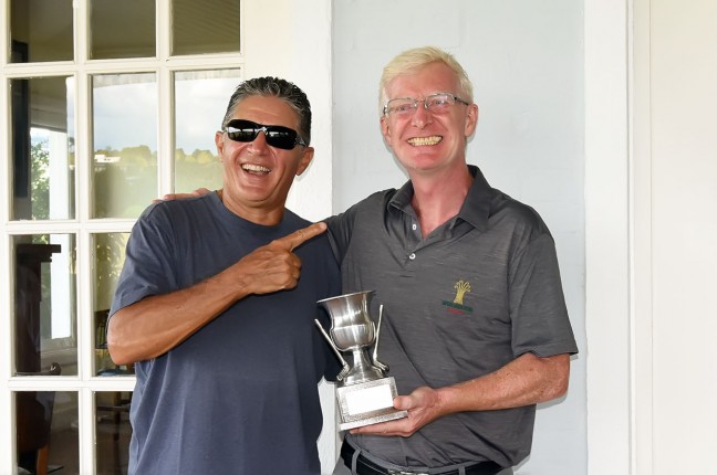 douglas-black-recebe-o-trofeu-de-campeao-do-constantino-ajimasto-o-grego-presidente-da-abgs