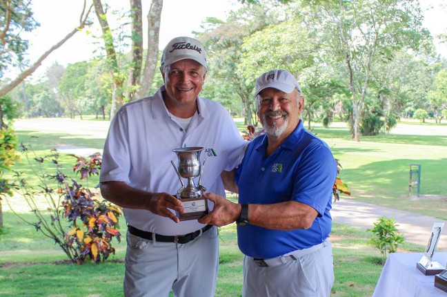 mario-ghisalberti-recebe-o-trofeu-de-campeao-de-huberto-monte-neto