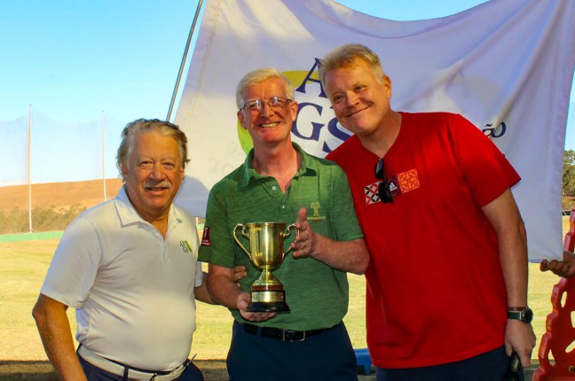 fernando-braga-e-alexandre-leonardi-premiam-douglas-black