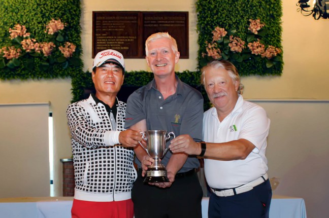 lyn-ahn-e-fernando-braga-entregram-premio-de-campeao-a-douglas-black-65p