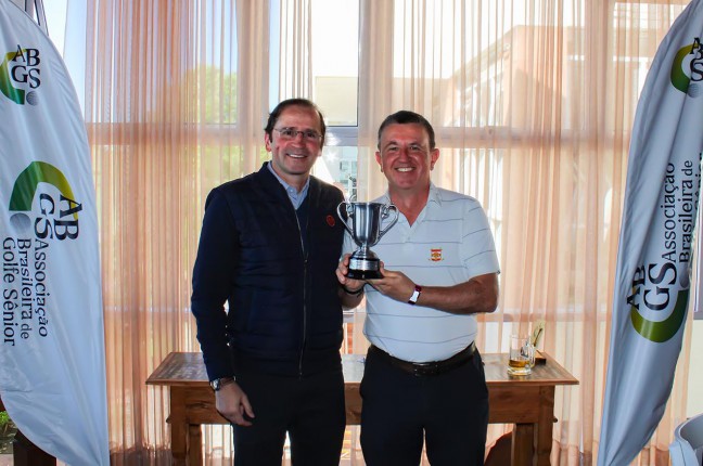 paul-odoherty-recebe-trofeu-de-campeao-65p