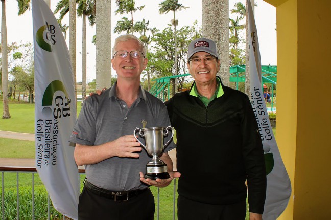 douglas-black-recebe-premio-de-campeao-de-ademir-mazon-65p